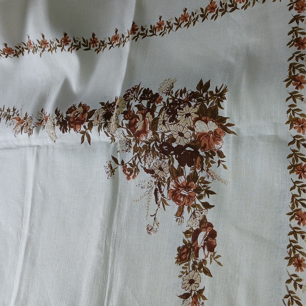 Chic Floral Tablecloth with Earthy Tones